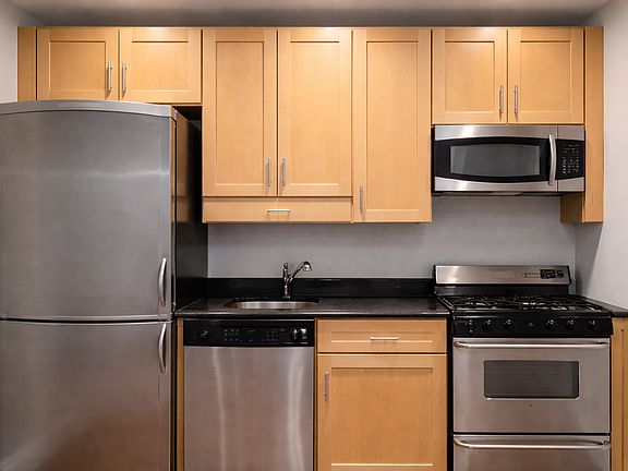 5th image of 450 W 50th St APT 3F