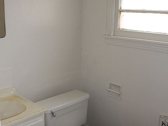 5th image of 1520 E 12th St