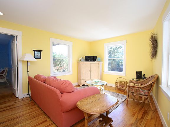 5th image of 162 Long Beach Blvd #B