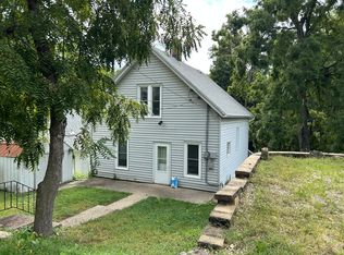 579 W 3rd St, Dubuque, IA 52001