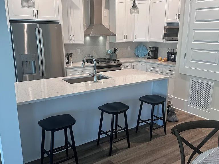546 Howard Ave — Photo 13