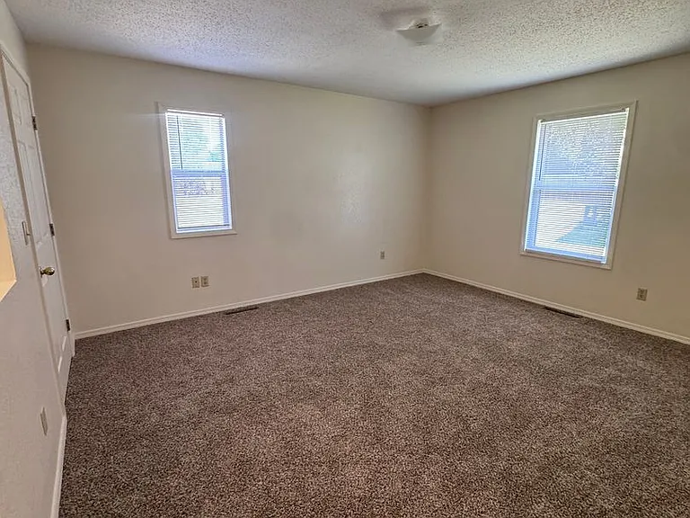 204 Howard St — Photo 17