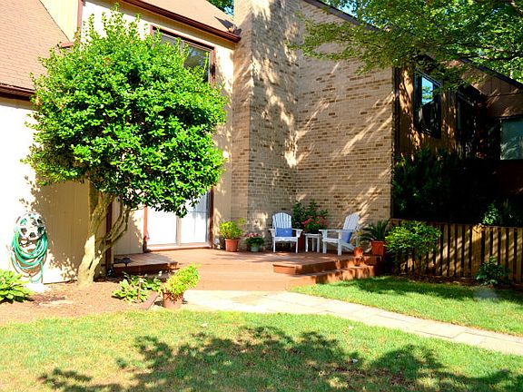 Lovely fenced front yard