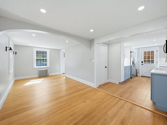 4th image of 17 Hartford Ave W