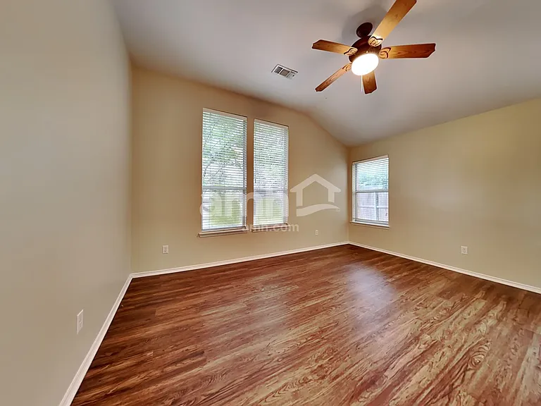 809 Dixon Ln — Photo 9