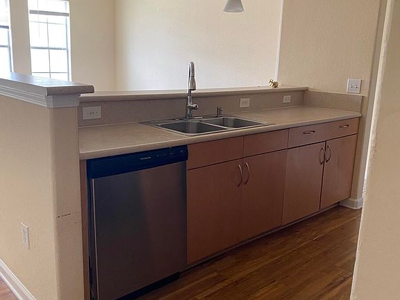 2nd image of 8290 GATE Parkway #611