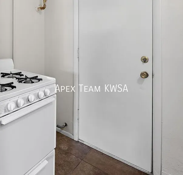 1211 E 9th St #6 — Photo 6