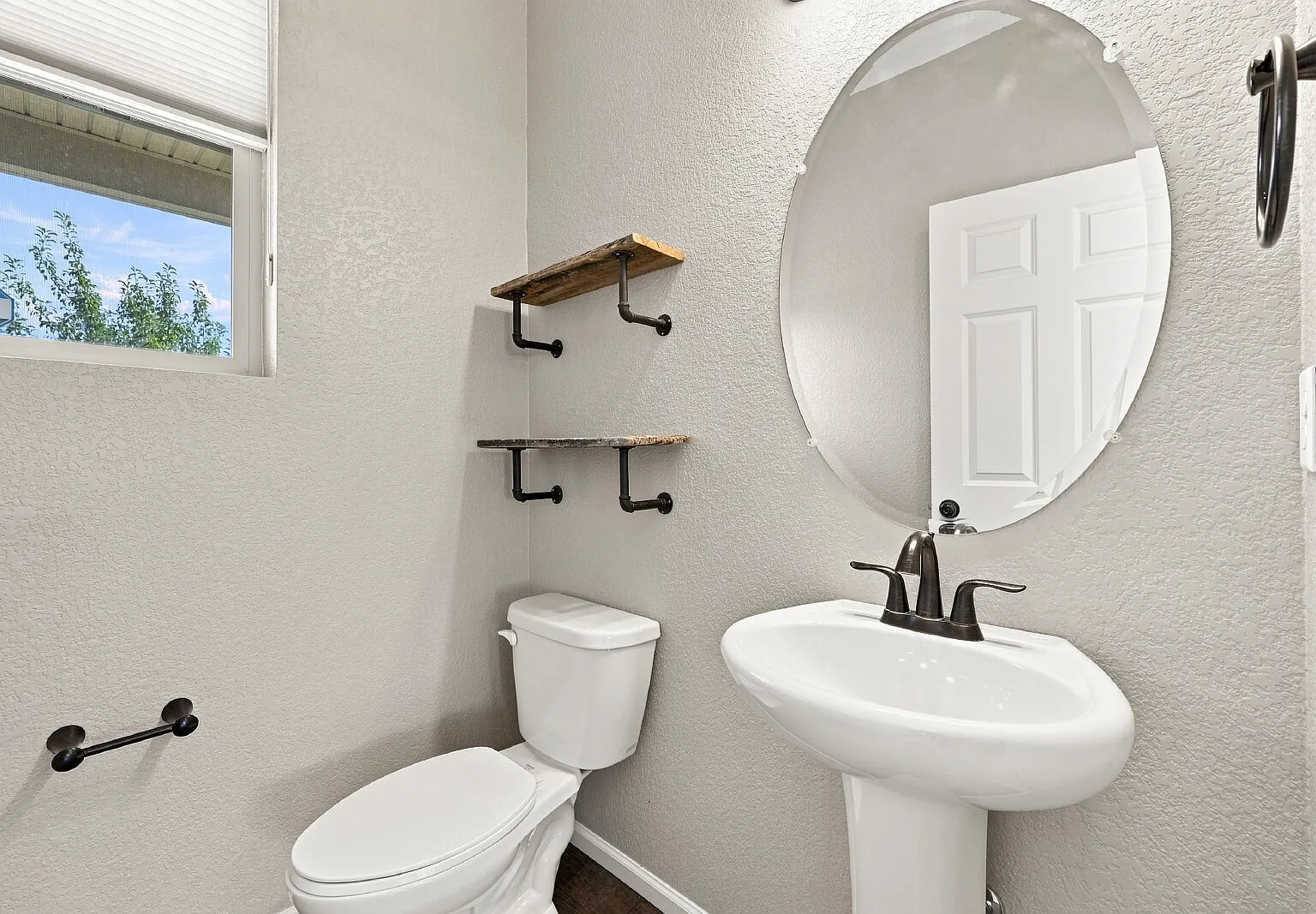 4 bed, 2.5 bath, 2269 sqft, $2,796 — Photo 3