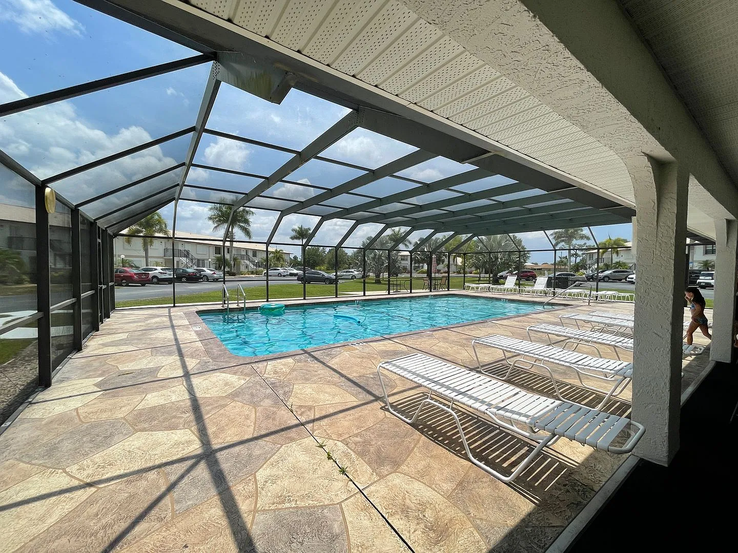 Centrally Located- Updated Unfurnished Annual Rental — Photo 3