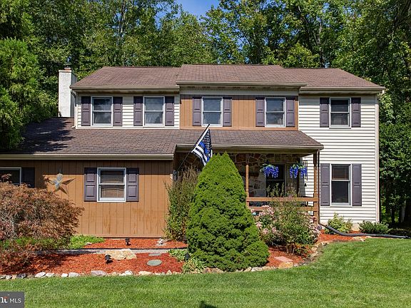 2nd image of 4 Seabury Ln