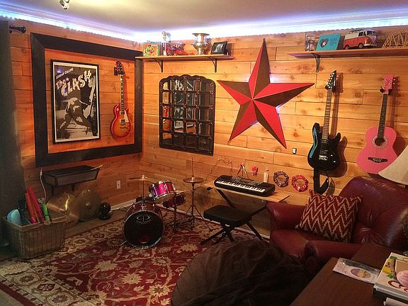 Music Room/Bedroom +walk-in