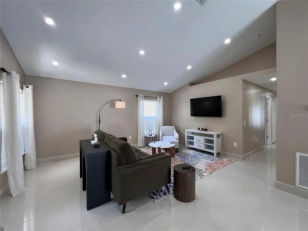 3 bed, 2.0 bath, 1159 sqft, $2,350 — Photo 3