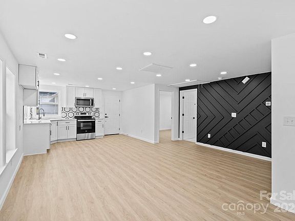 4th image of 1121 W Davidson Ave