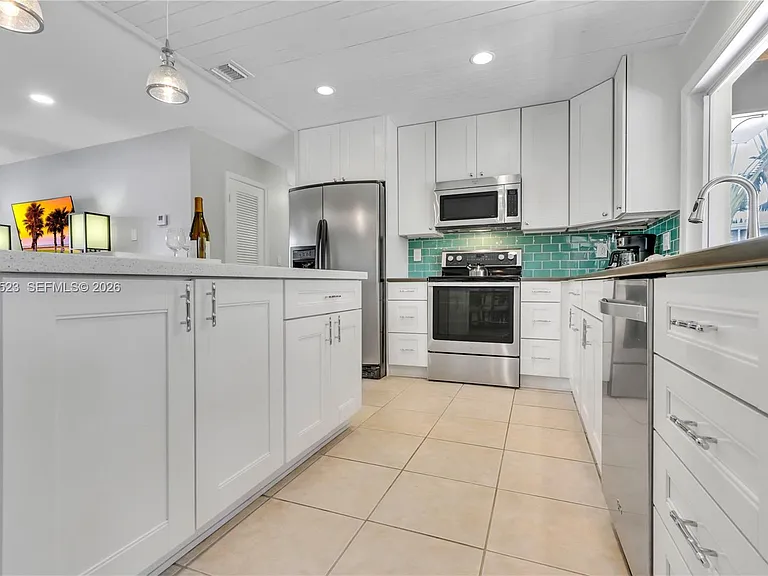222 SE 11th Ct — Photo 8