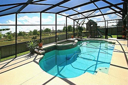 Gorgeous Sparkling Pool!