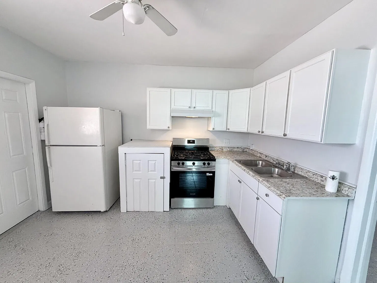 2 bed, 1.0 bath, 750 sqft, $1,800 — Photo 3