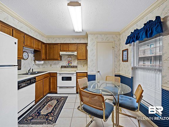 4th image of 1125 W Beach Blvd #402