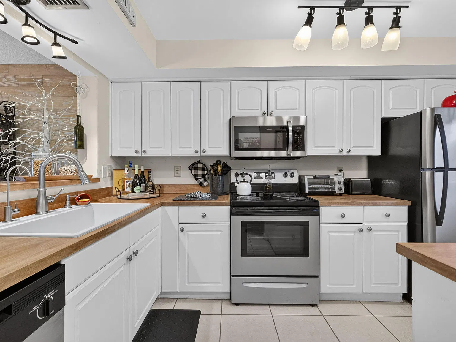 2 bed, 2.0 bath, 1053 sqft, $5,500 — Photo 4