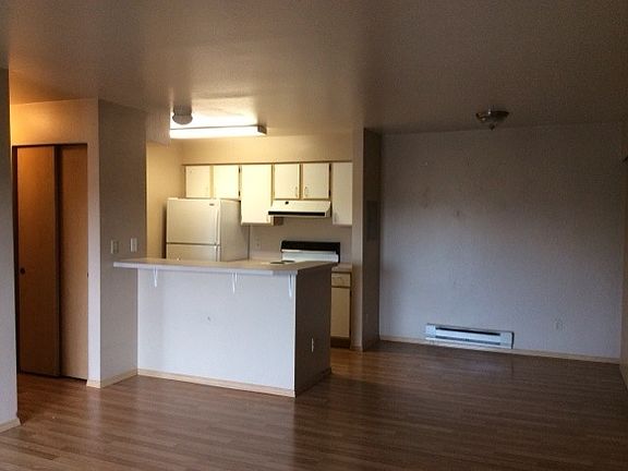 5th image of 15 Malcolm St #205