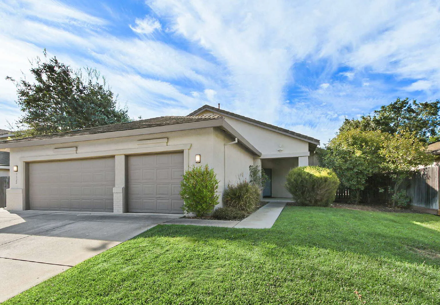 3 bed, 2.0 bath, 1567 sqft, $3,200 — Photo 1