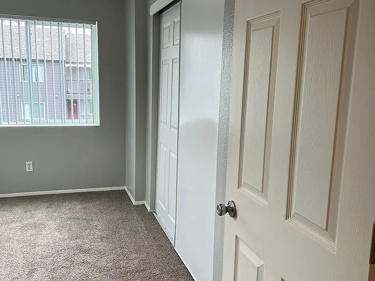 Pointe West Apartments — Photo 13