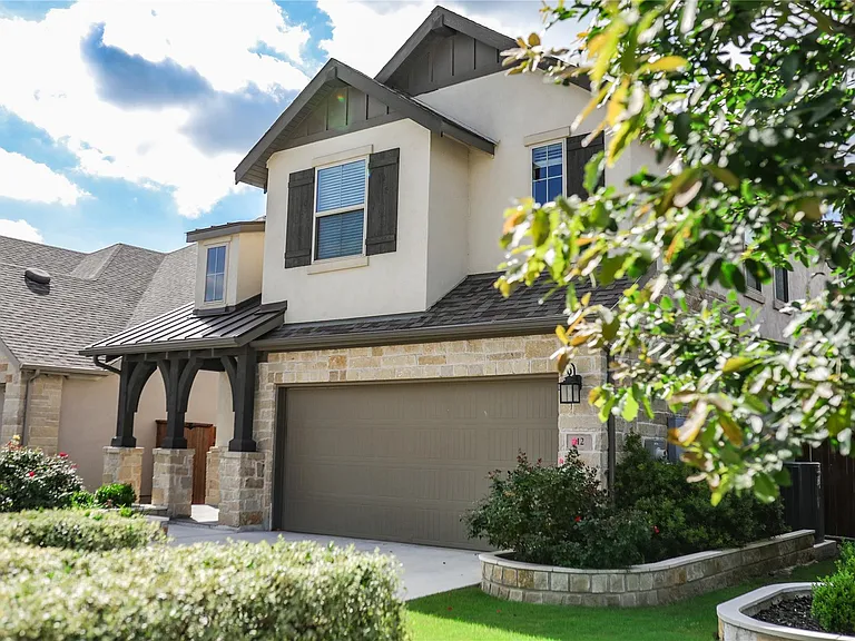 112 Rosebush Dr — Photo 2