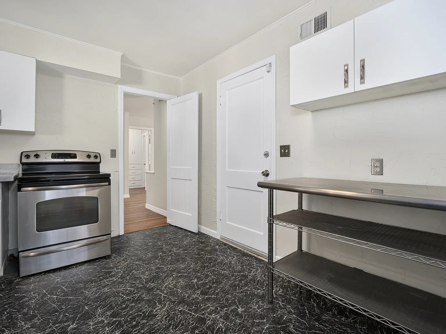 2 bed, 1.5 bath, 1611 sqft, $1,450 — Photo 4