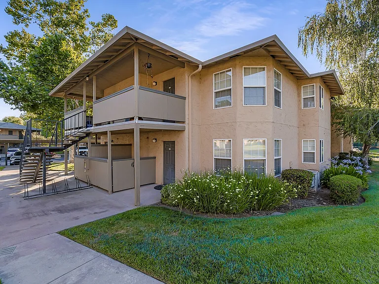 Oak Meadow Apartments — Photo 2