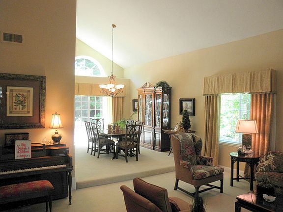 2nd image of 220 Viewpoint Dr