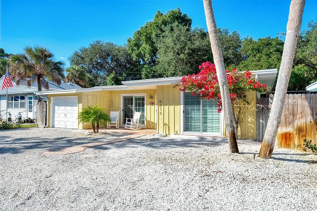 3 bed, 2.0 bath, 1290 sqft, $8,500 — Photo 3