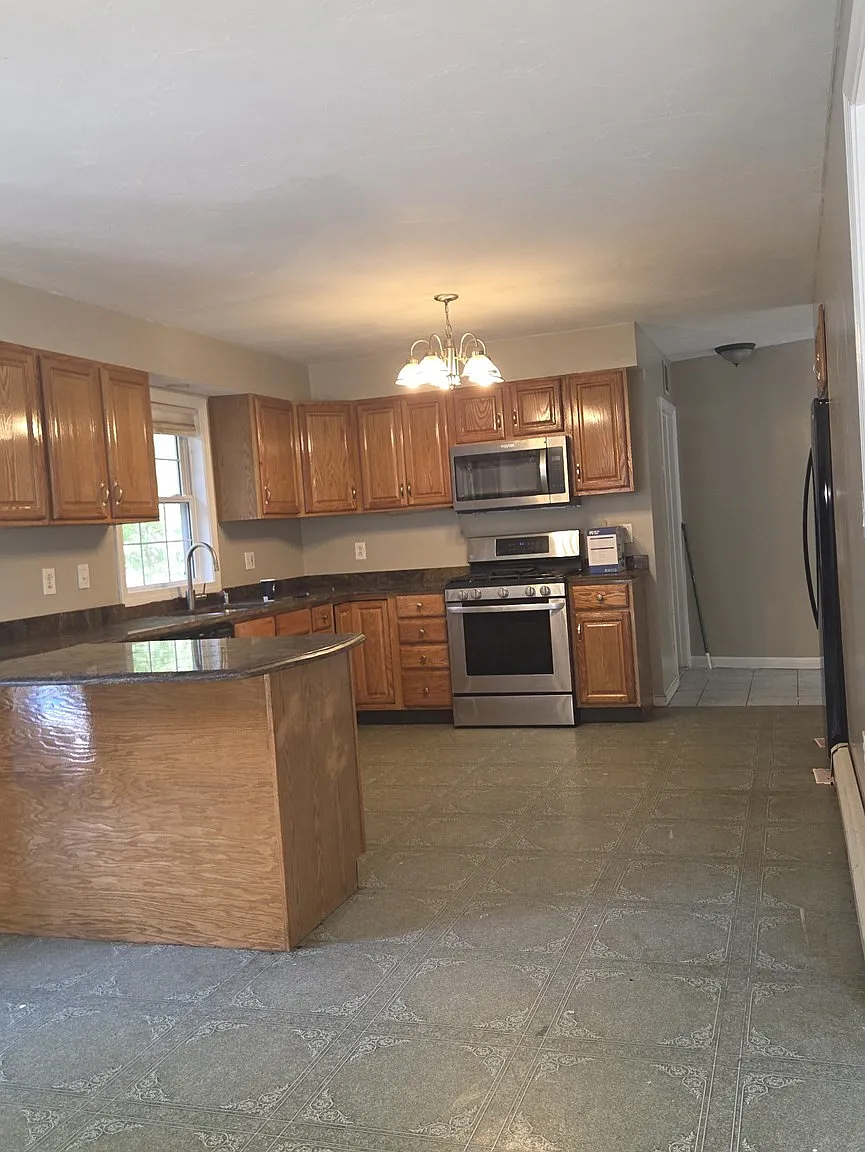 3 bed, 1.5 bath, 1844 sqft, $3,900 — Photo 4
