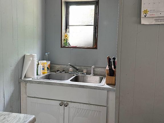 4th image of 408 E King St