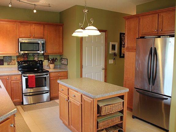 4th image of 1020 Laketree Ct E