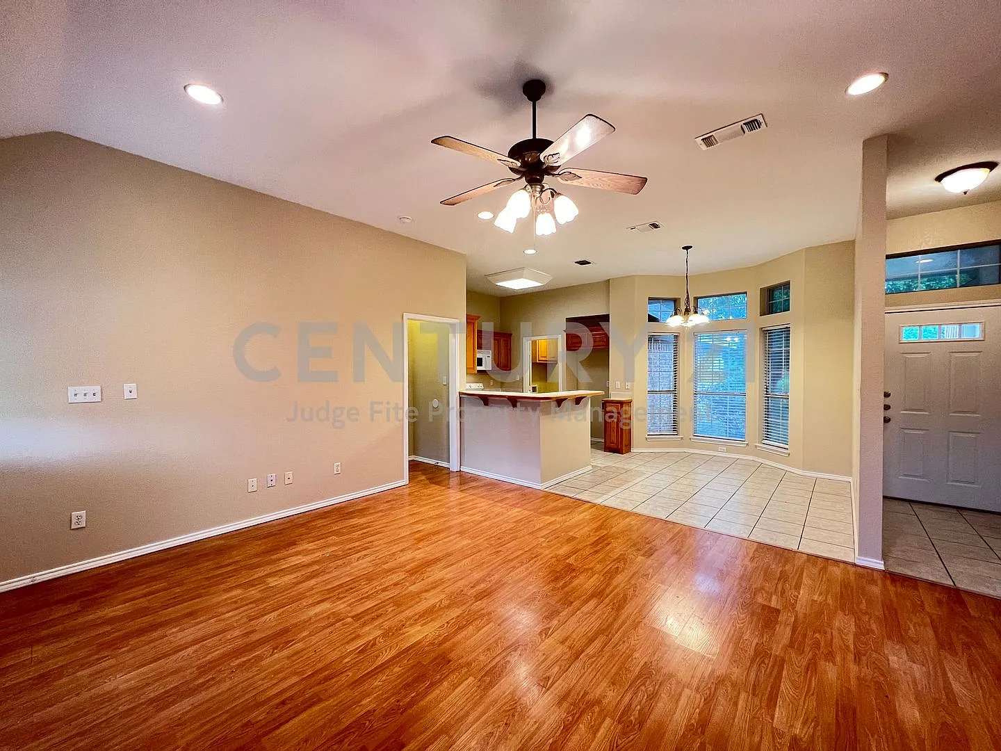 Charm-Filled 3/2/2 in Springtown ISD For Rent! — Photo 4