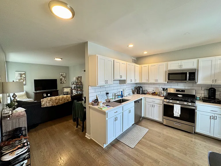 2022 W Division St #2B — Photo 2