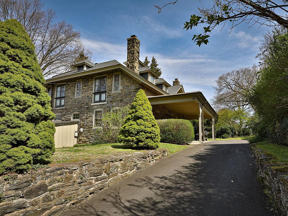 Exterior, Driveway View