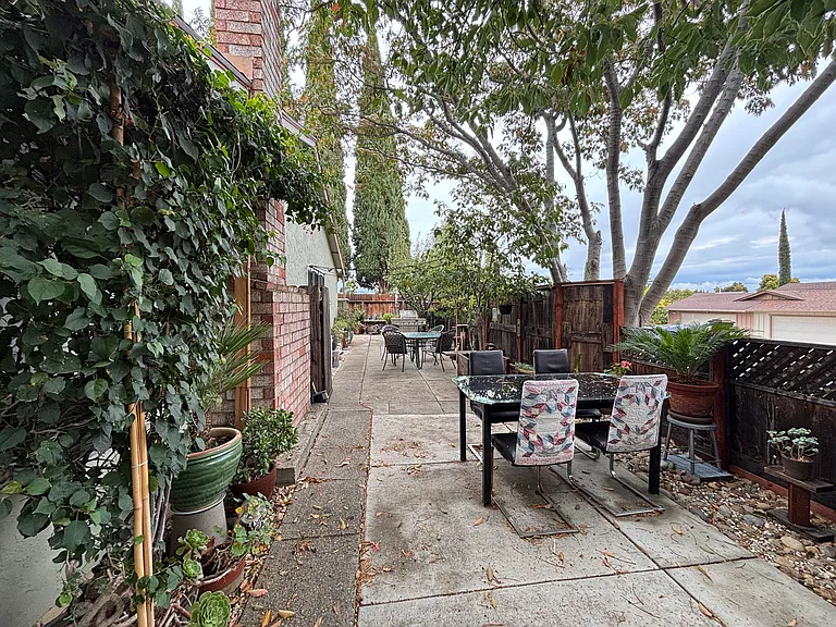 1700 Mahogany Way — Photo 22
