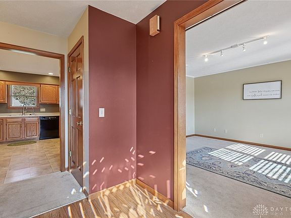 4th image of 760 Birchwood Dr