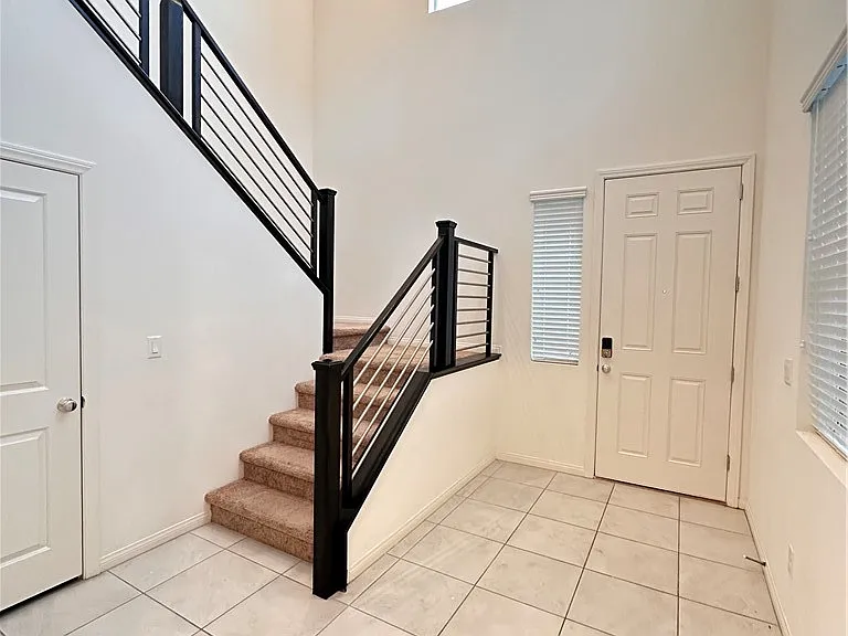 8038 Minavalle Ave — Photo 2