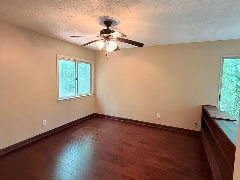 1323 Hickory Ln — Photo 25