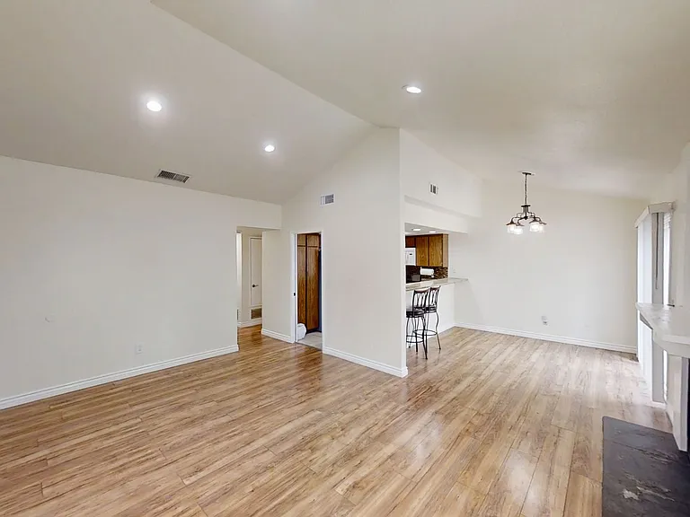 860 Ardmore Cir — Photo 2