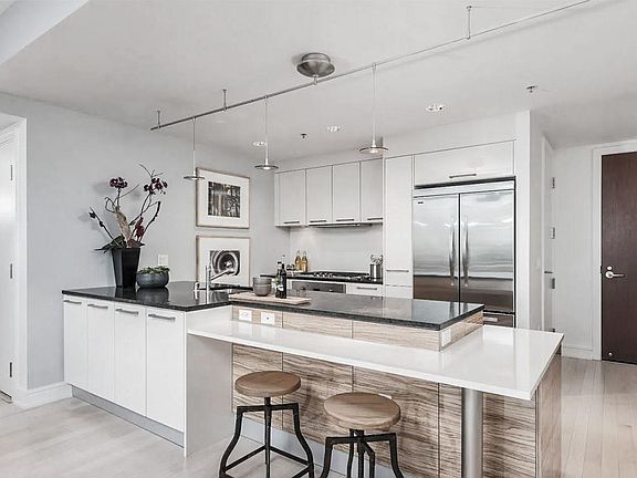 4th image of 631 Folsom St APT 15D