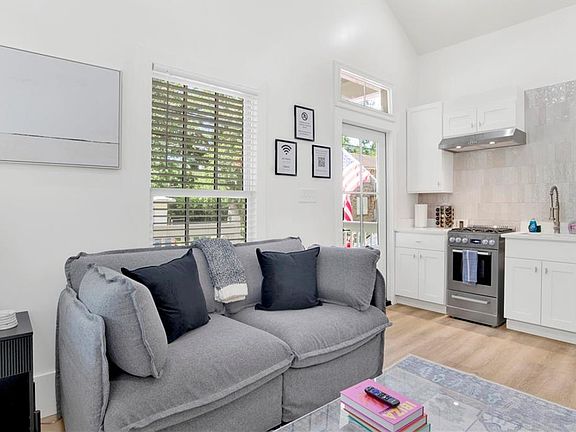 5th image of 1010 Caroline Ave