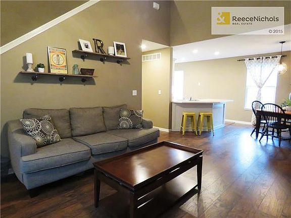 Valuted ceilings and nice open floorplan.