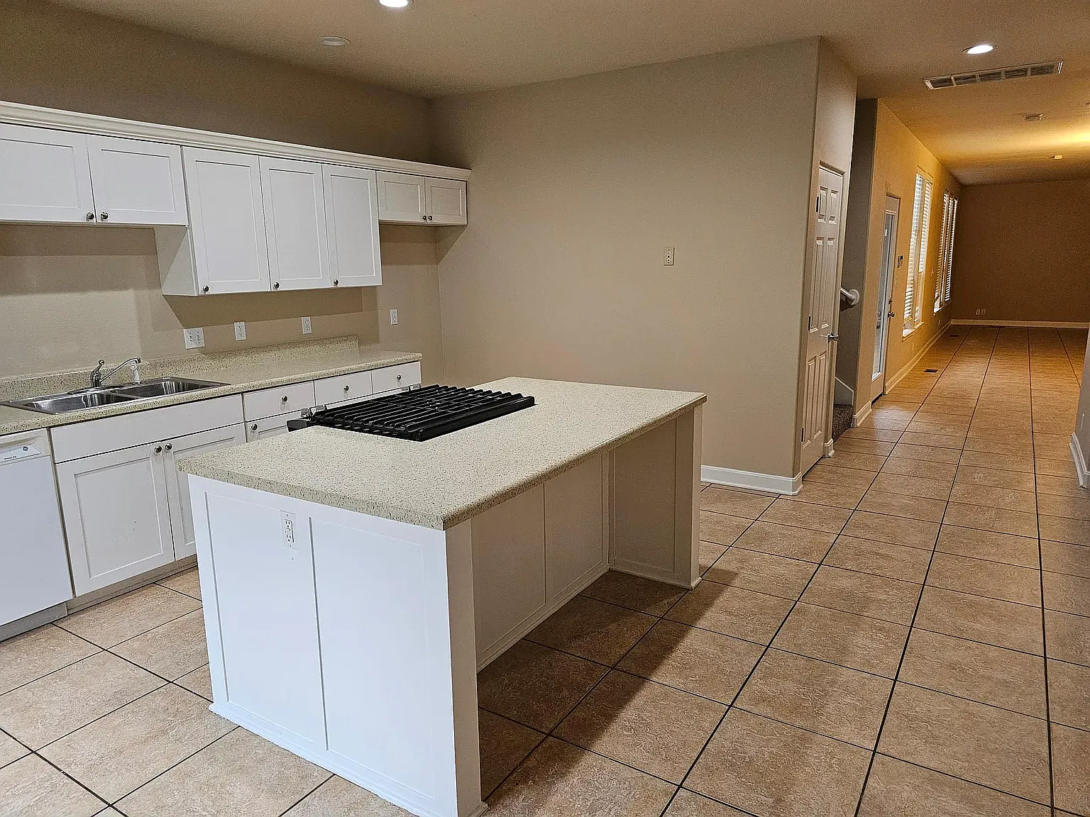 3 bed, 3.5 bath, 1928 sqft, $1,625 — Photo 3