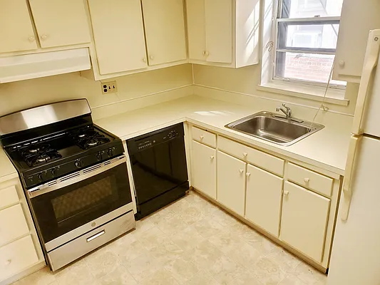 Rented by Metro Garden Realty NYC | media 50