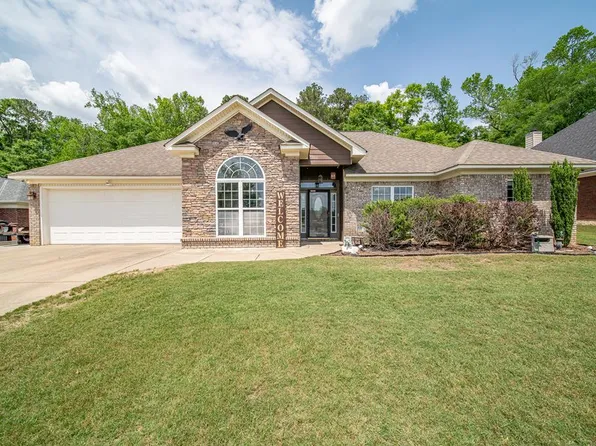 545 Shadow Wood Dr, Smiths Station, AL 36877