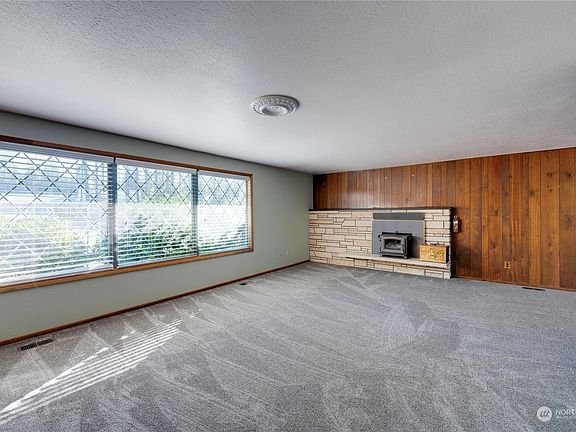 5th image of 233 NE Regatta Drive