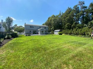 42 Plane Tree Ln, Saint James, NY 11780