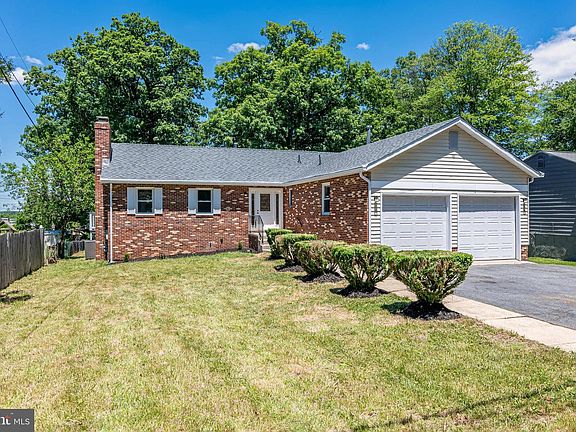 3rd image of 8822 Saunders Ln